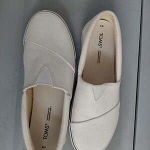 TOMS Women's Classic Canvas Slip-On Shoes - White